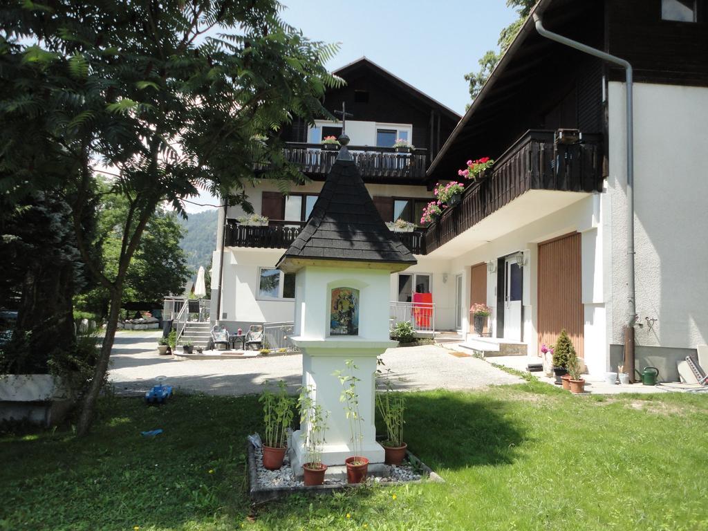 Ferienhaus Burgblick Treffen Esterno foto