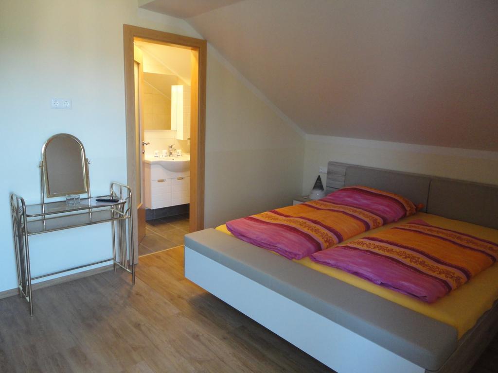 Ferienhaus Burgblick Treffen Esterno foto